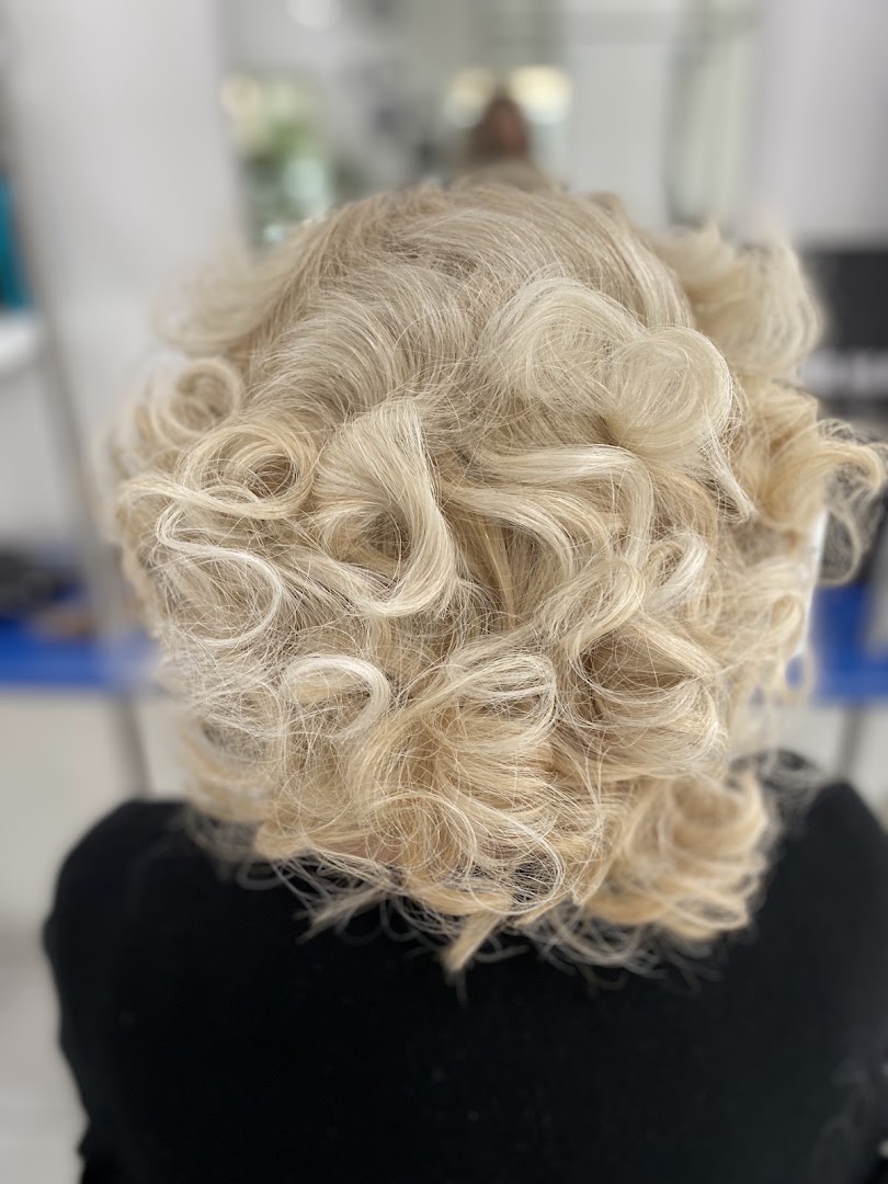 Blonde Kurzhaar-Locken
